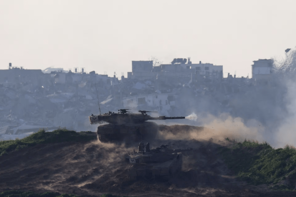 2024 年 2 月 21 日，以色列與巴勒斯坦伊斯蘭組織哈馬斯之間持續衝突，一輛以色列坦克從以色列向加沙走廊開火。路透社