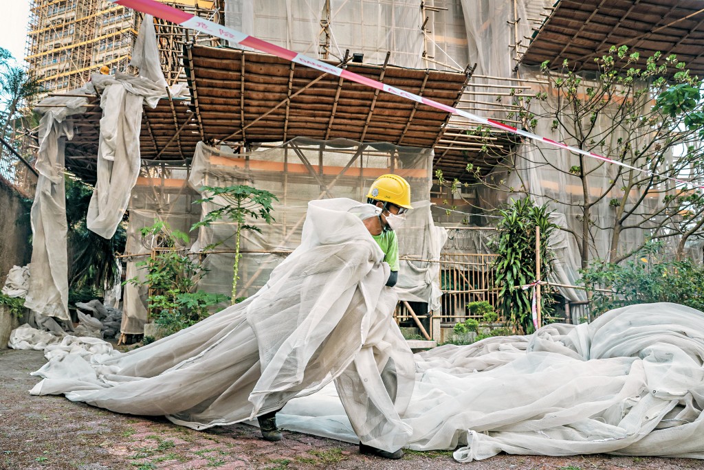 政府上周要求全港所有進行大維修的地盤拆除棚網，以待推出措施確保棚網及格安全。