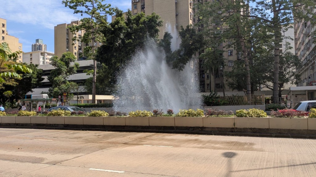 深水埗怡閣苑怡欣閣對開有鹹水管爆裂。網上圖片 深水埗怡閣苑怡欣閣對開有鹹水管爆裂。網上圖片