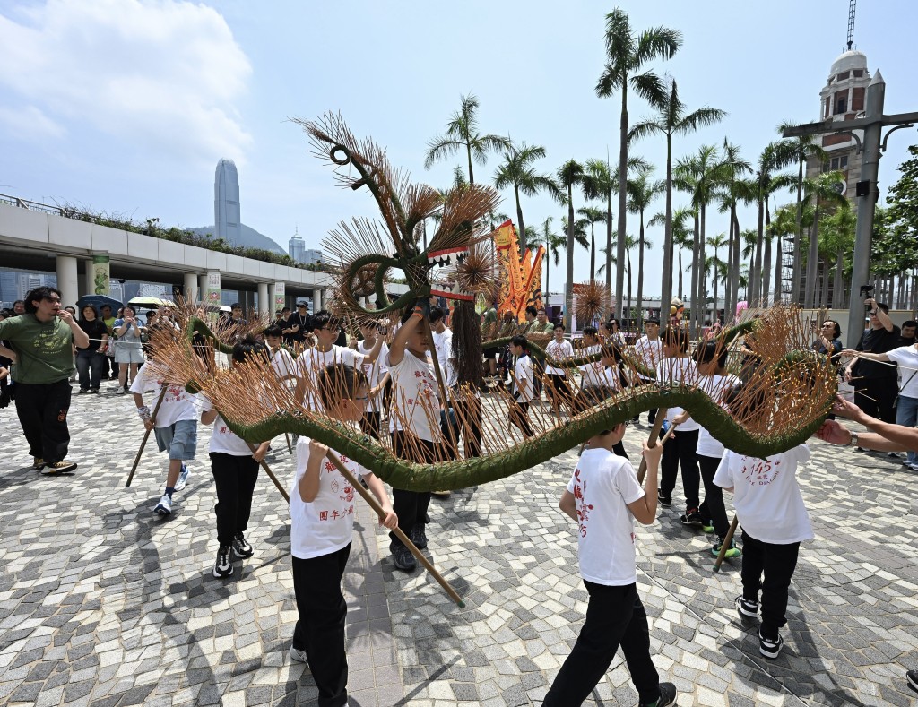 國家級非遺代表性項目「中秋節—大坑舞火龍」的大坑LED小火龍巡遊。 國家級非遺代表性項目「中秋節—大坑舞火龍」的大坑LED小火龍巡遊。