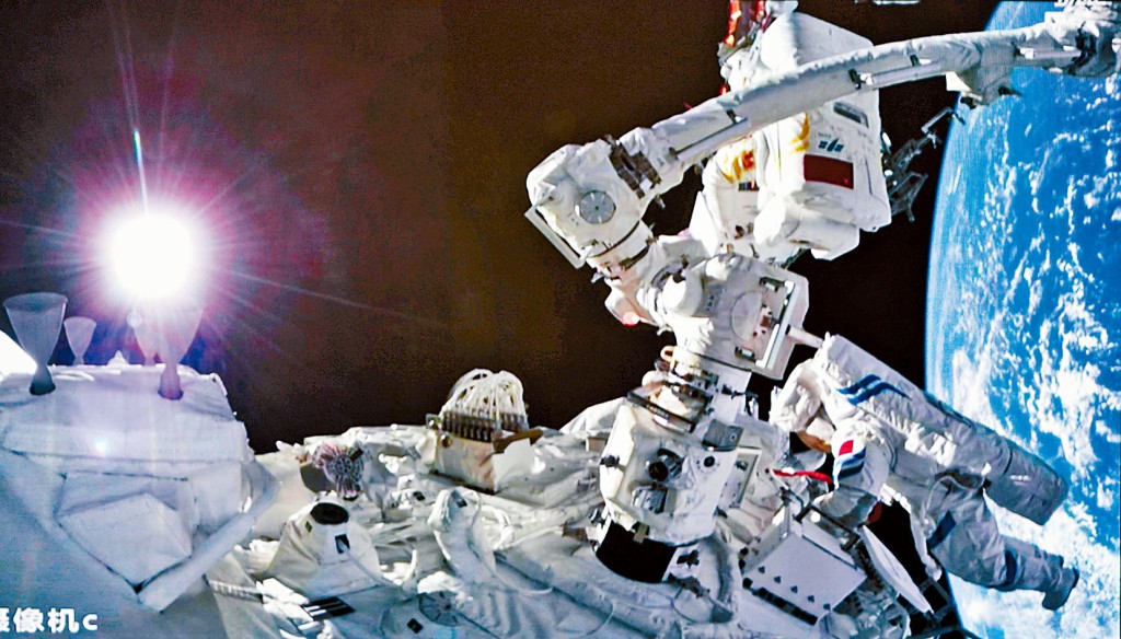 神舟十四號兩名太空人蔡旭哲、陳冬昨午先後成功出艙。