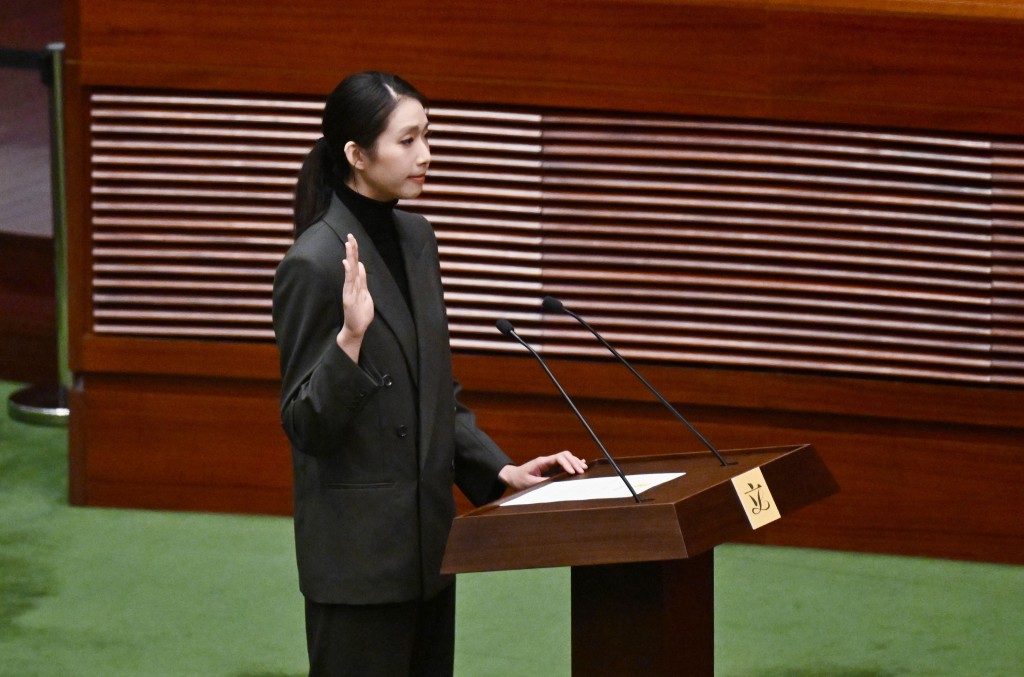 江旻憓宣誓就任。劉駿軒攝