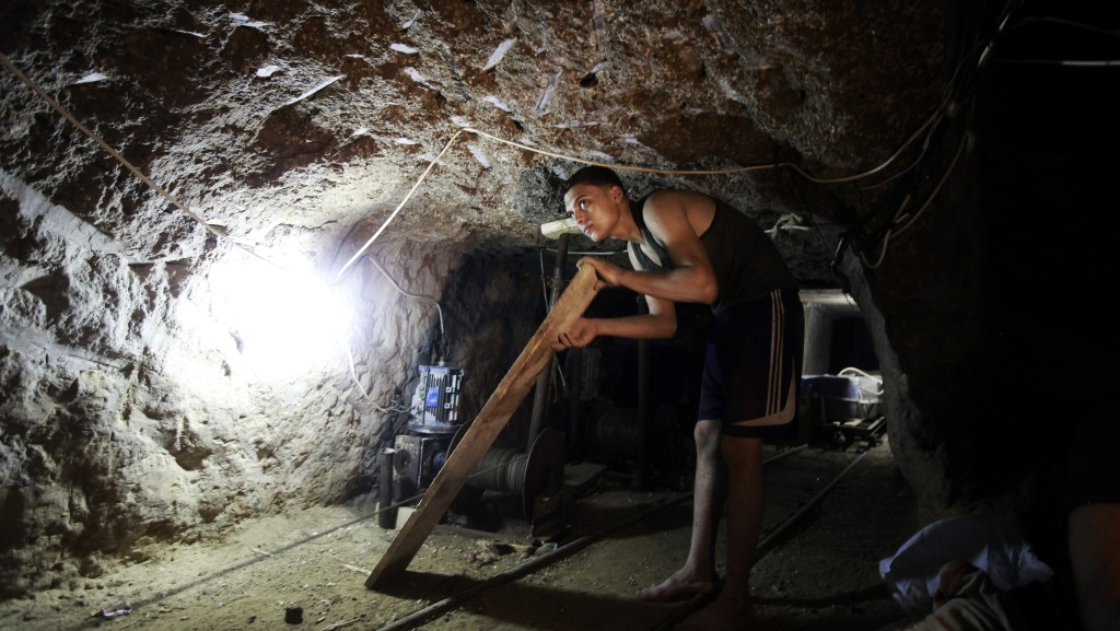 一名巴勒斯场人在加沙拉法的走私隧道工作。 美联社