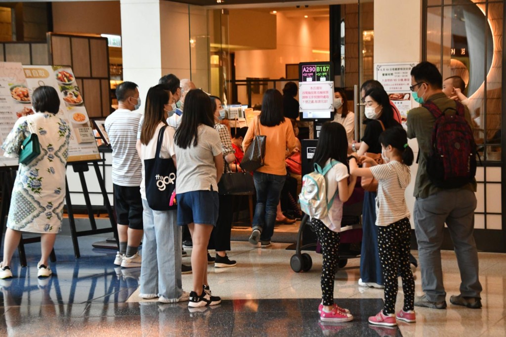 母親節市民外出聚餐。