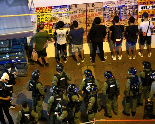 人群在上月30及31日在旺角一帶聚集,警方到場執法。資料圖片