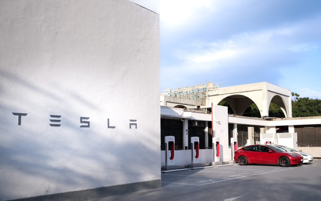 英皇國際集團宣佈與Tesla簽署「綠色運輸合作備忘錄」，在旗下五個商場增建55個充電裝置。(受訪者提供)