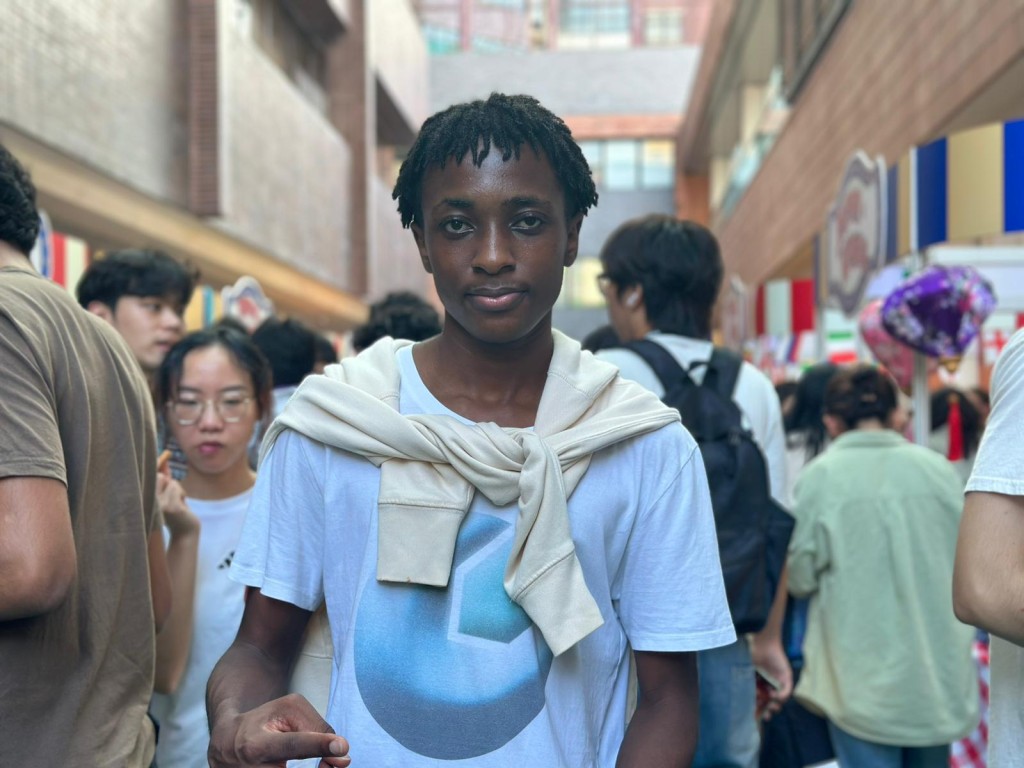 港大二年級生Brian主修生物醫學工程,他認為香港的教育水平及就業機會皆比肯尼亞高,加上港大在世界排名領先,故來港升學。鍾綽盈攝 港大二年級生Brian主修生物醫學工程,他認為香港的教育水平及就業機會皆比肯尼亞高,加上港大在世界排名領先,故來港升學。鍾綽盈攝
