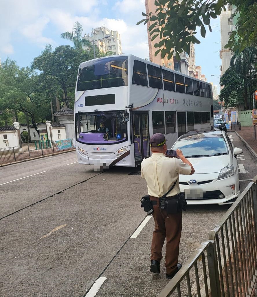 警方呼籲各駕駛人士，切勿為一時之便違例泊車。警方圖片