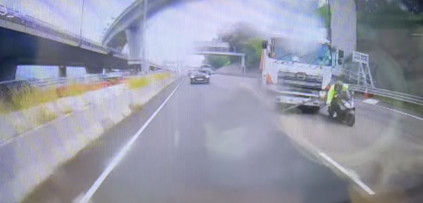 貨櫃車衝前撞向綿羊仔。轉載fb車cam L（香港群組）
