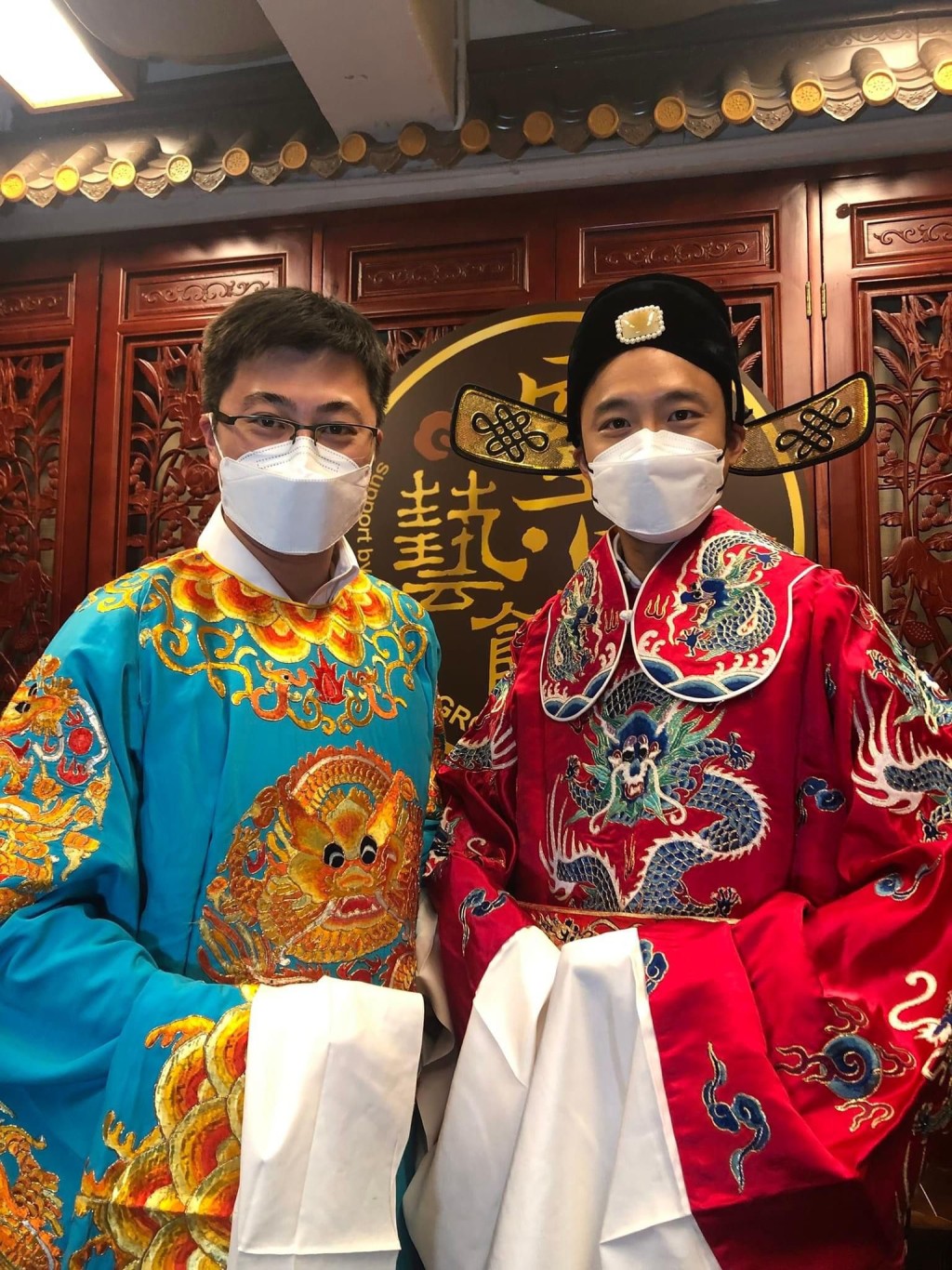 顏汶羽和霍啟山一同穿上粵劇戲服。顏汶羽fb圖片