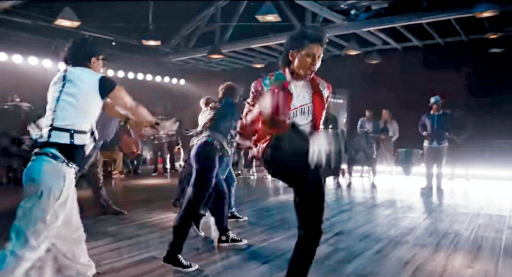 Jaafar重現叔叔MJ名作《Billie Jean》的歌舞場面。