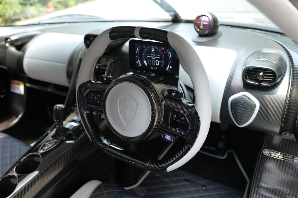 Koenigsegg Jesko Attack軚盤設有5吋數碼顯示屏，轉數錶可隨轉向角度永遠保持水平。