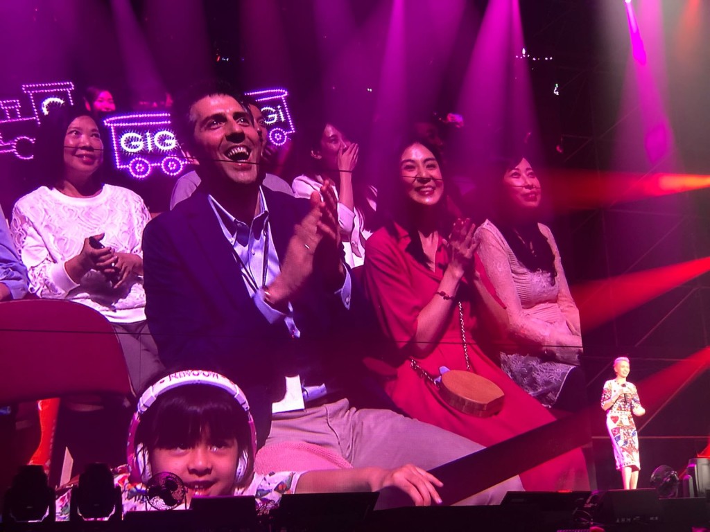 GiGi 在家中练舞时，女儿又跟着她一起跳和唱。