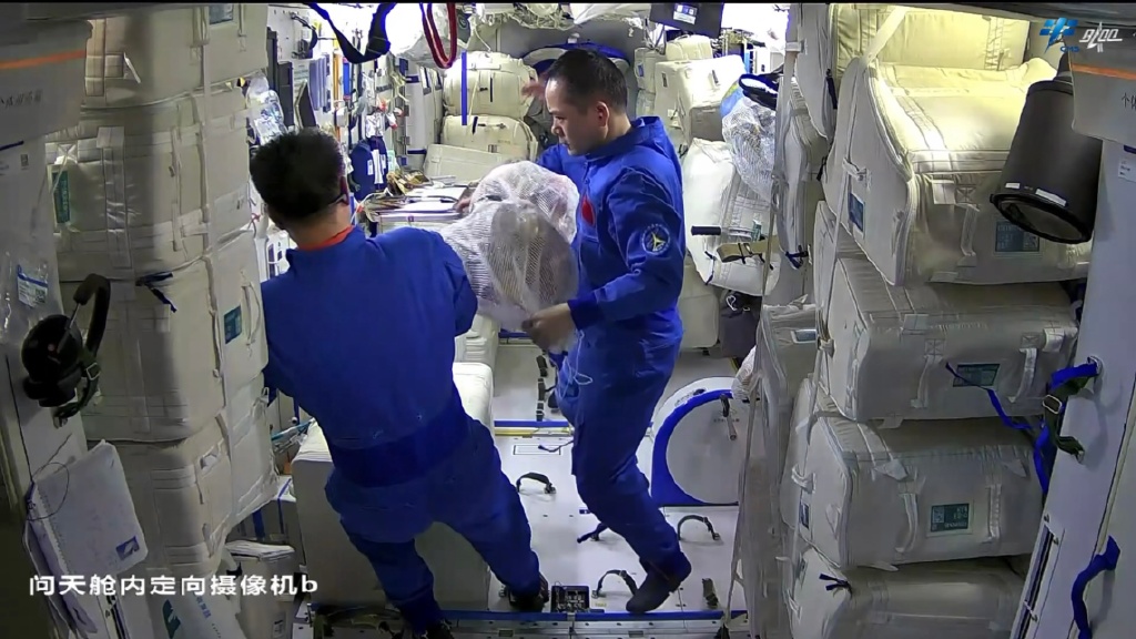 太空人在拆「太空快遞」。