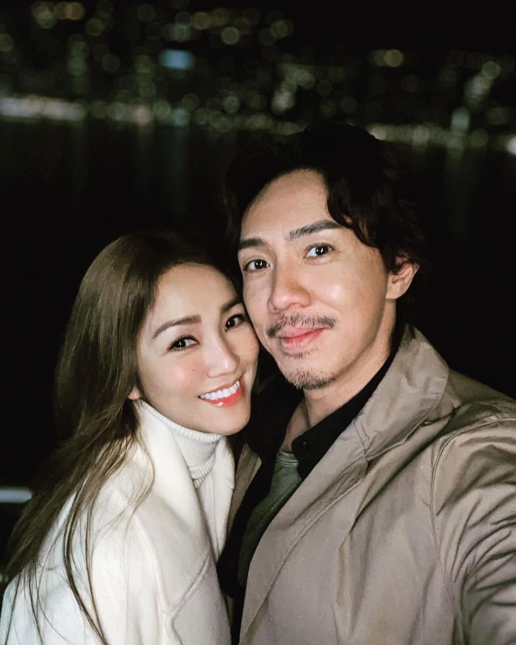 謝安琪與張繼聰日前在天星碼頭漫步，慶祝結婚16周年。