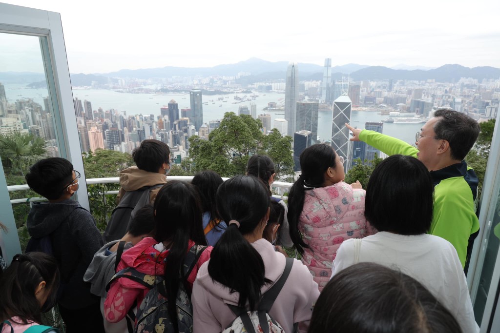 小朋友在律政司官邸露台辨认香港不同的地标、建筑物，雀跃万分。林定国FB