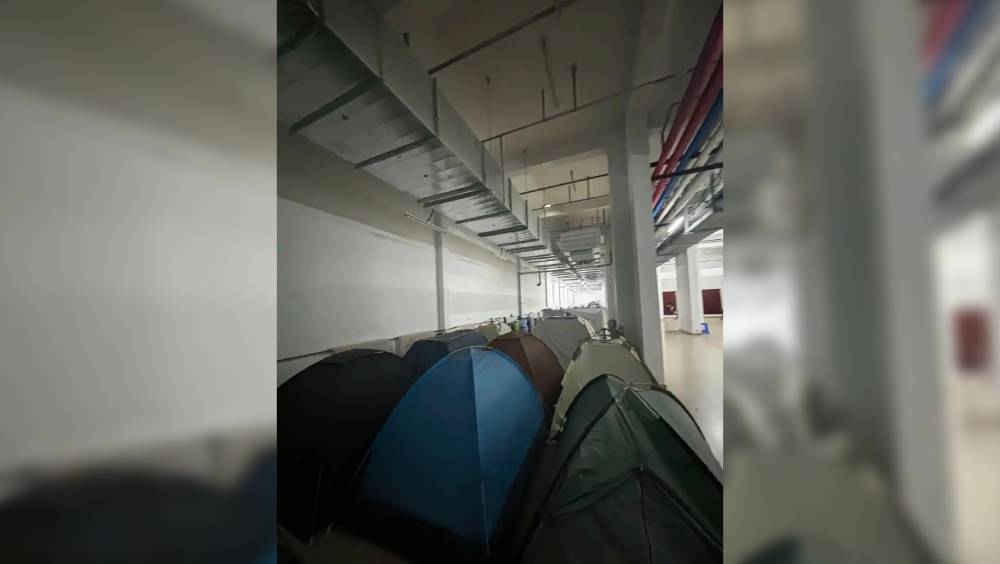 宿舍太熱，吉林大學學生架帳篷地下室過夜。
