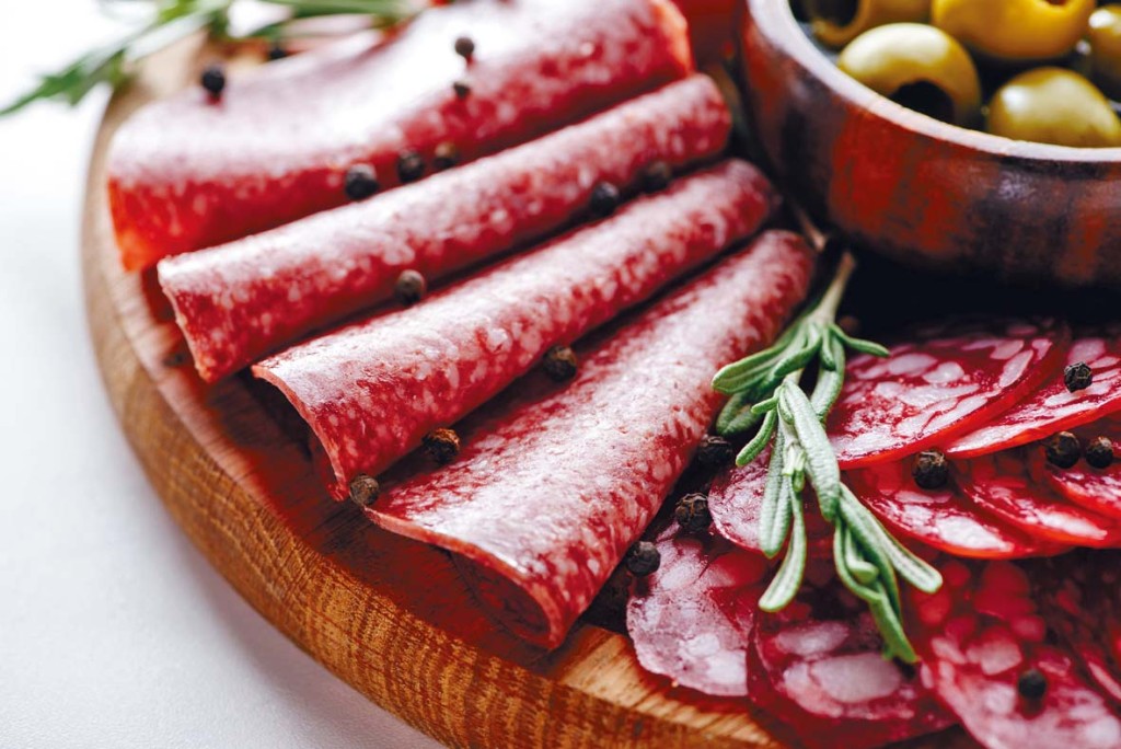 預防大腸癌,要避免進食香腸、火腿、午餐肉等加工食品。 預防大腸癌,要避免進食香腸、火腿、午餐肉等加工食品。