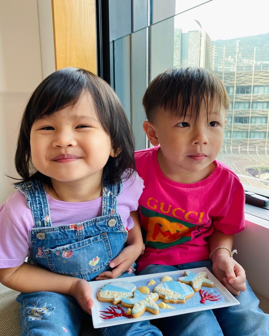 之後兩表兄妹返房一齊食曲奇餅。
