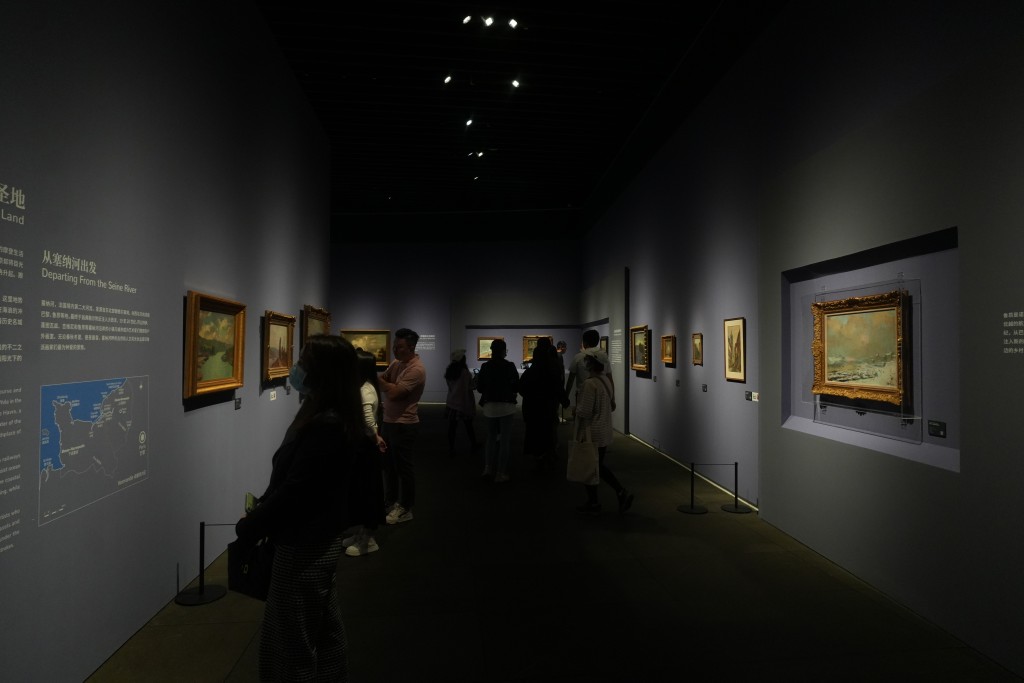 深圳美術館新館以其大面積的懸挑結構和標誌性的中庭水廣場，構成強烈的視覺衝擊力。