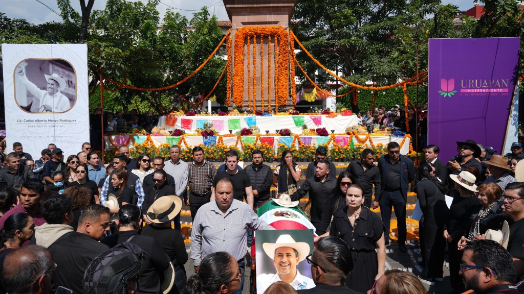 民眾悼念羅德里格斯。 美聯社