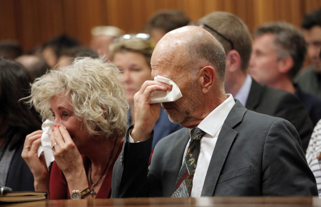 2014年4月，皮斯托留斯（Oscar Pistorius）的叔叔在聽取證供時拭淚。 路透社