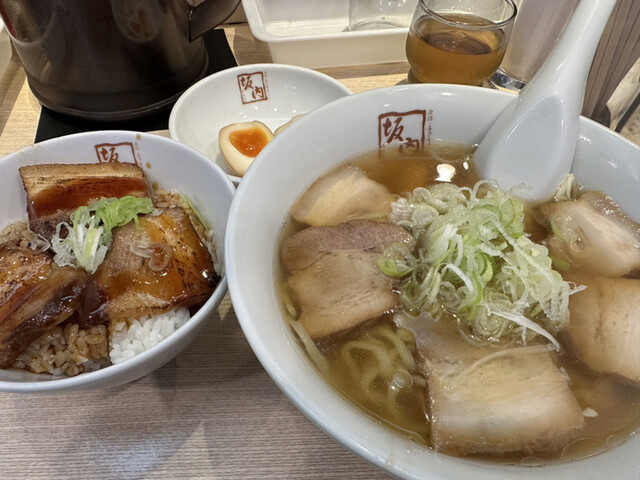 香睿刚推介日本好吃拉面店｜3. 喜多方拉面坂内　酱油拉面、腩肉饭、溏心蛋，满足的一餐。