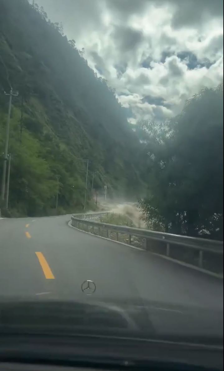 網傳影片顯示有司機在吉隆口岸附近，距離不足百米處遇上山洪，及時倒車逃離。小紅書＠MC洋洋拍客