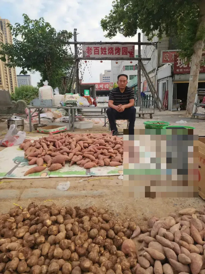 烧烤店无法继续经营后，张先生改在店门口卖番薯。都市现场