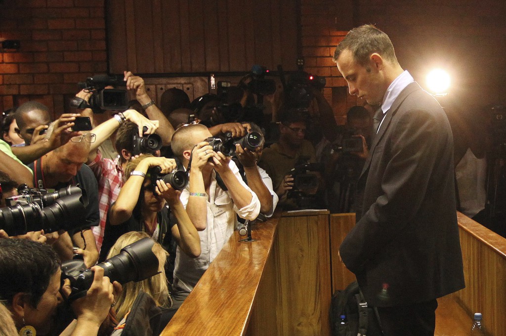 2013年2月20日，即案发后不久，皮斯托留斯（Oscar Pistorius）出庭应讯吸引大批传媒采访。 美联社