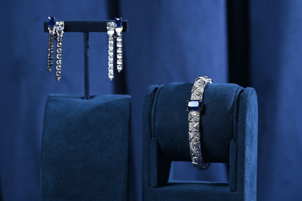 左/Liberty白金鑽石耳環/$1,480,000，鑲嵌兩顆皇家藍色藍寶石。右/Liberty白金手針/$2,170,000，鑲嵌單顆6.11卡皇家藍色藍寶石，鑽石共重12.88卡。