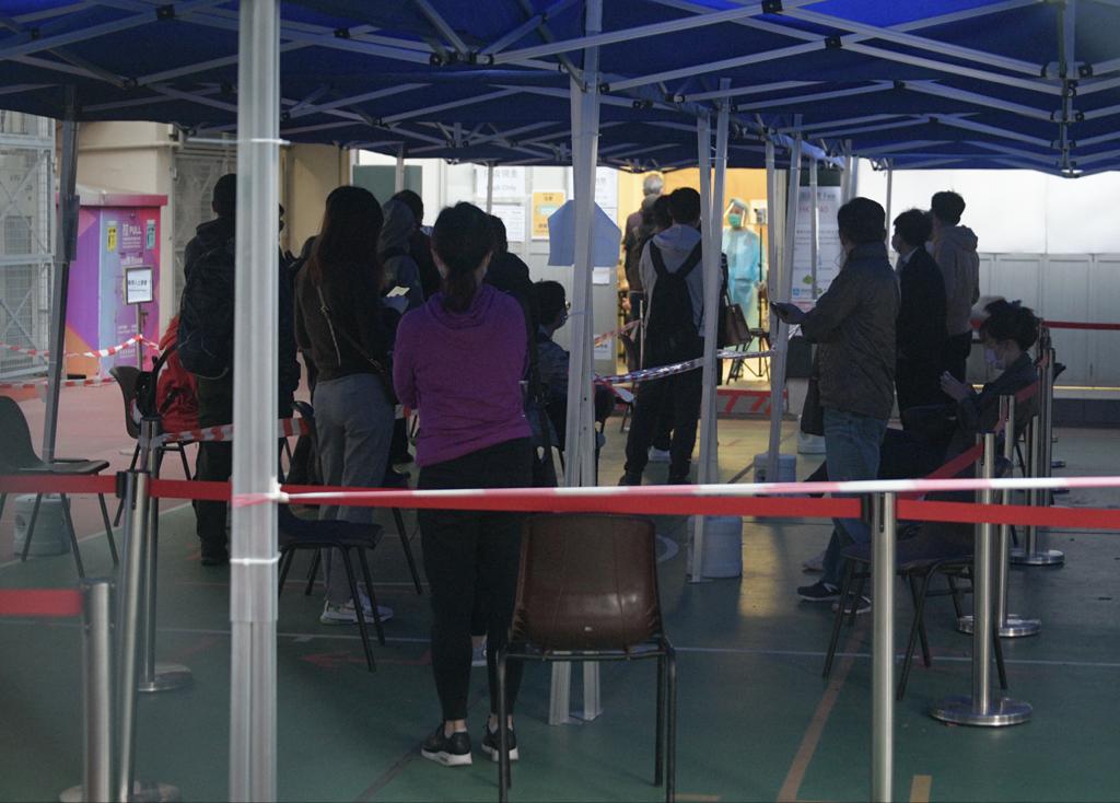 市民排隊進行檢測。