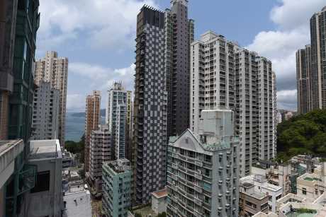 單位享開揚市景，更遠眺少許海景。