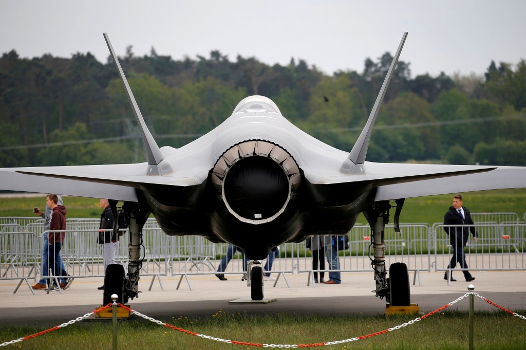 美軍有2架F-35戰機因為無油,要緊急降落日本松山機場。路透社 美軍有2架F-35戰機因為無油,要緊急降落日本松山機場。路透社