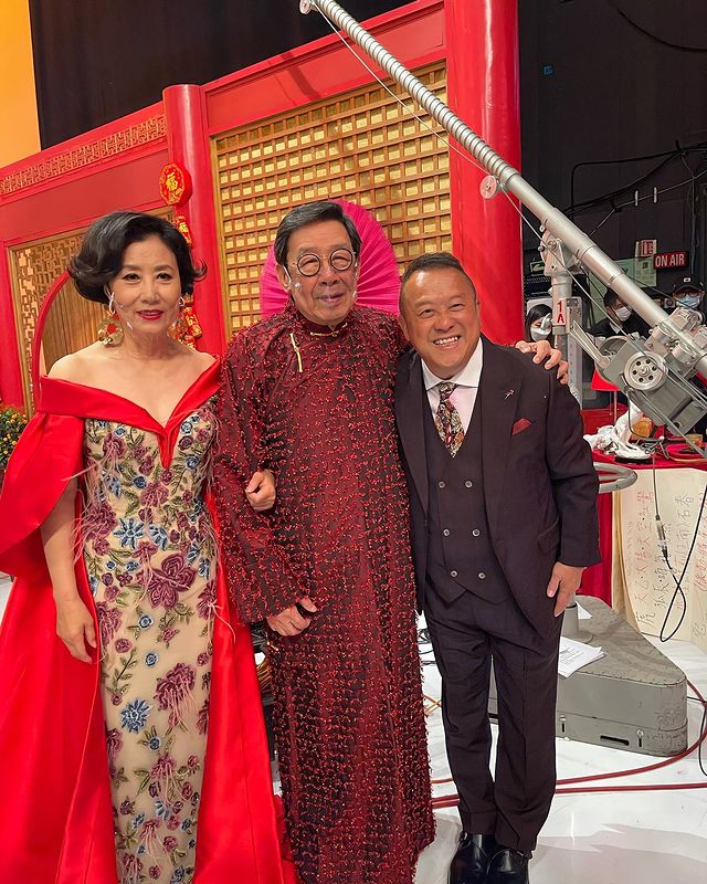 志偉上任後於大年初一正式亮相,與汪明荃、胡楓合照。