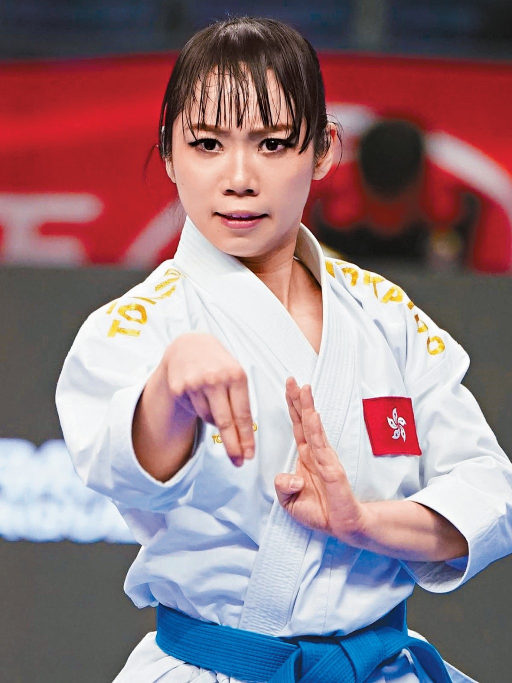 Grace 第一次穿上「金邊袍」比賽。