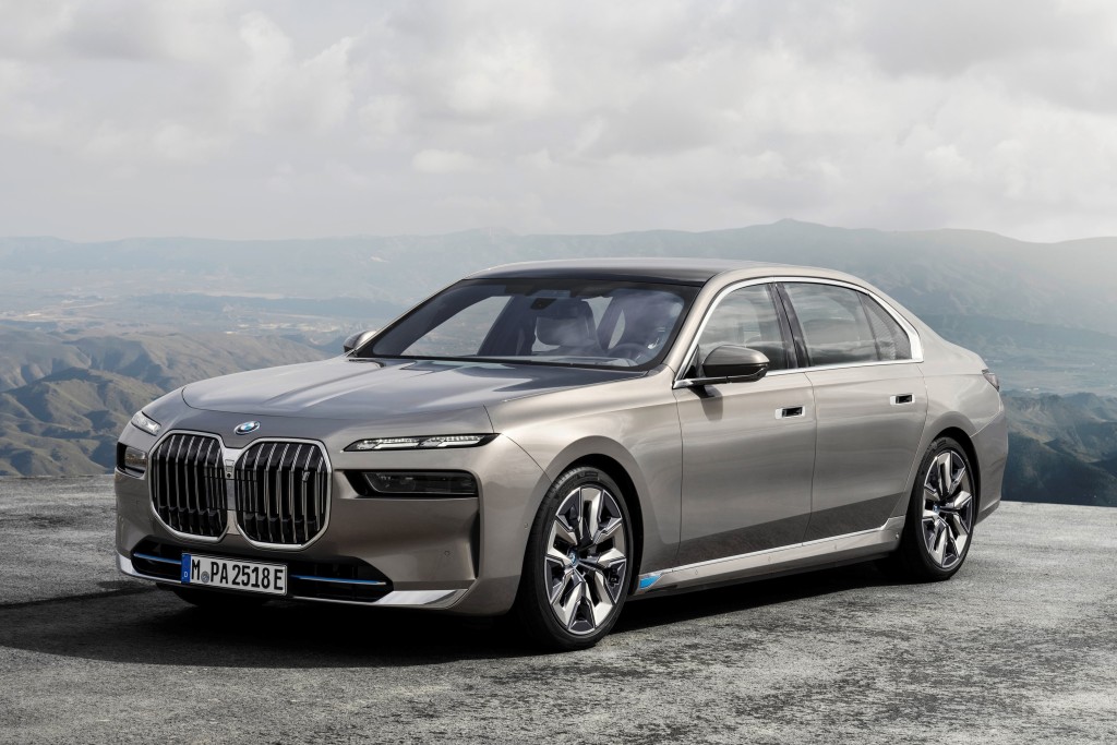 全新寶馬i7已定於下星期四(5月5日)在香港舉行傳媒預覽會。後排車頂備有電動摺合31吋懸浮劇院式闊屏幕。