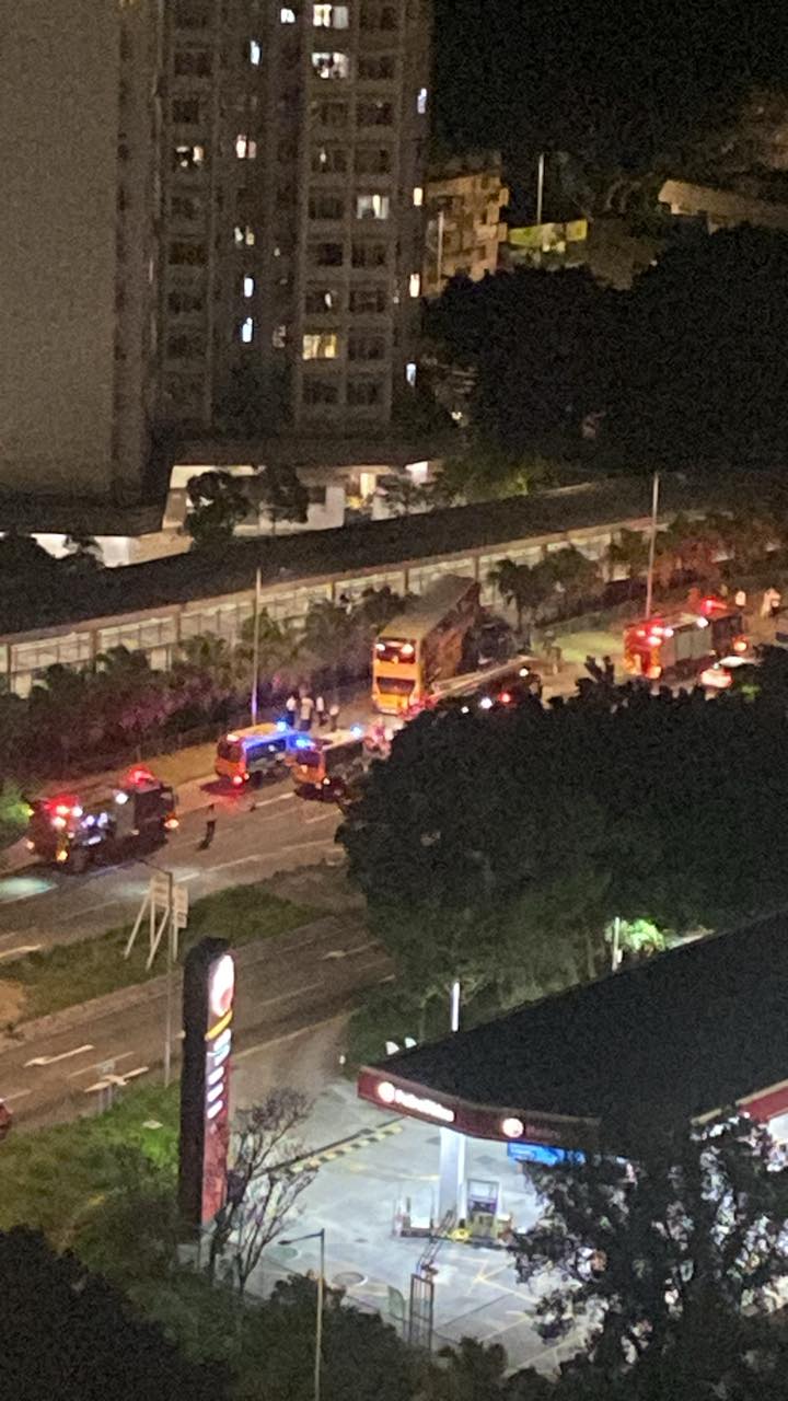 東涌一輛巴士失控衝上行人路，撞毀巴士站。fb「東涌逸東邨谷」圖片