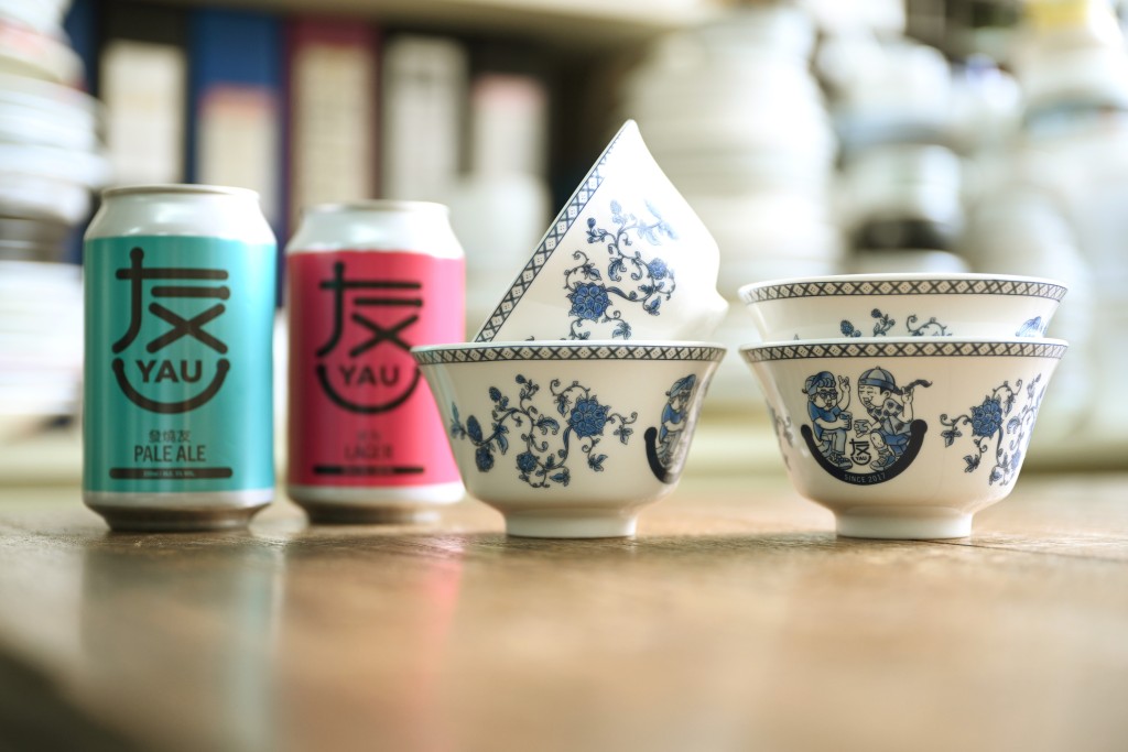 「友」手工啤酒和粤东磁厂同是香港品牌，这次的联乘希望创作一只将中西新旧结合、非传统又专属香港人的「港彩」啤酒杯，以带出工艺传承意义。（图：蔡建新摄）