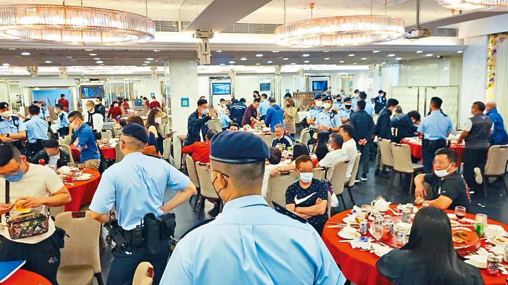 江湖叔父在大埔一酒家廣設壽宴，百警到場檢控違反防疫條例人士。