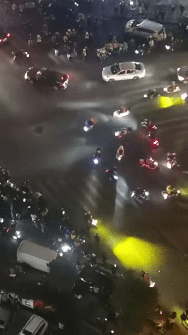 外賣員在馬路中央繞圈。 外賣員在馬路中央繞圈。