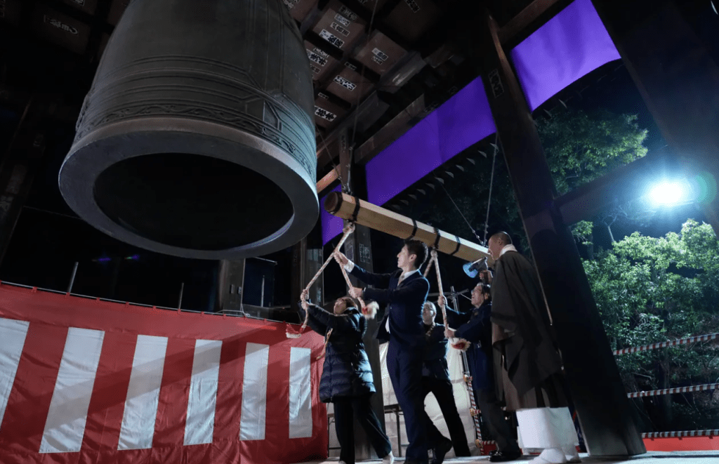 日本各地寺廟昨夜同樣鐘聲不斷，傳統慶典氣息濃厚。美聯社