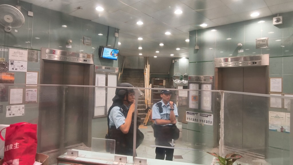 女子一度出現在正暉樓。黃文威攝 女子一度出現在正暉樓。黃文威攝
