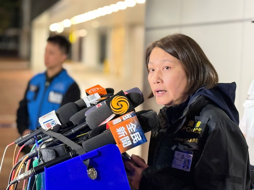 警方表示,男子有黑社會背景及案底,身上有毒品,不排除犯案當時受毒品影響,正向家人進一步了解其精神狀況。 警方表示,男子有黑社會背景及案底,身上有毒品,不排除犯案當時受毒品影響,正向家人進一步了解其精神狀況。