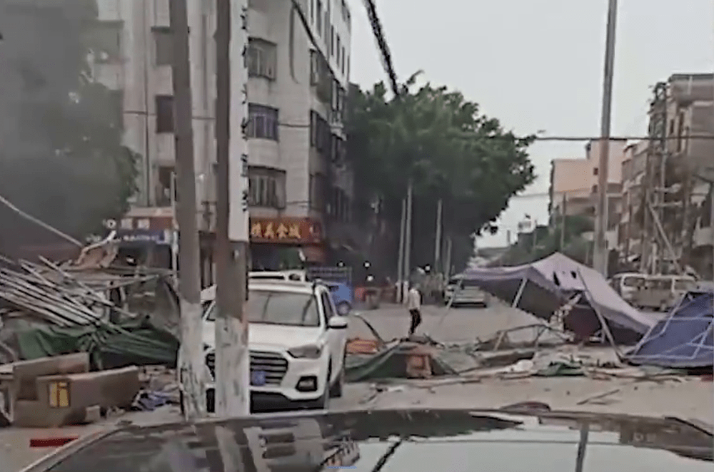 广东歇业烧烤店发生爆炸，杂物弹飞至对出马路，波及周边汽车。