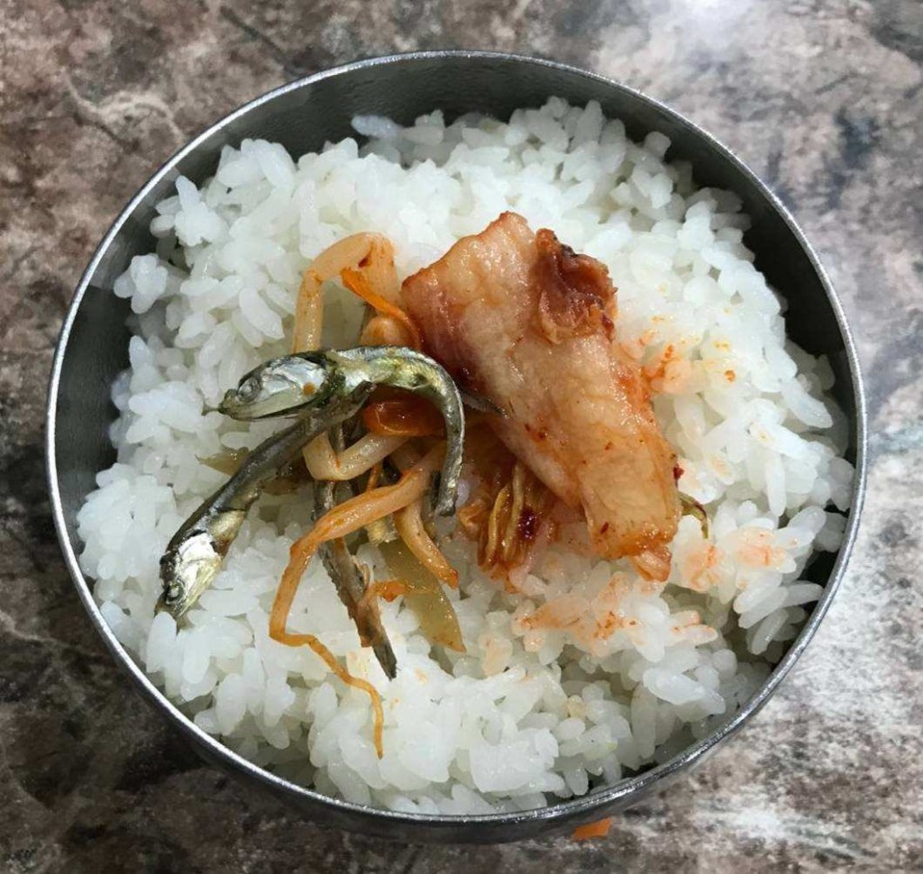 其他網民分享晚餐,只可靠泡菜送飯。西環變幻時FB