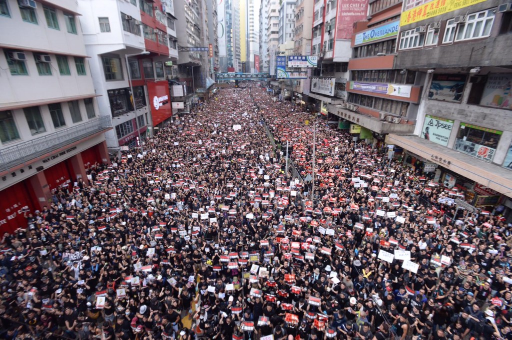 灣仔軒尼詩道迫滿示威市民。