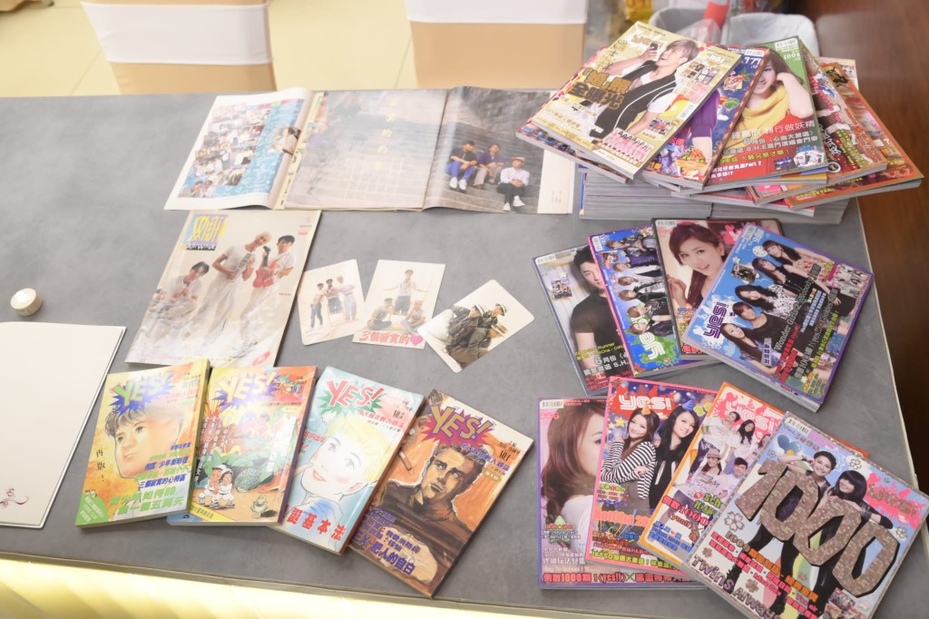 接待處則擺有邵國華創辦的《YES!》雜誌和生前接受過的雜誌訪問。