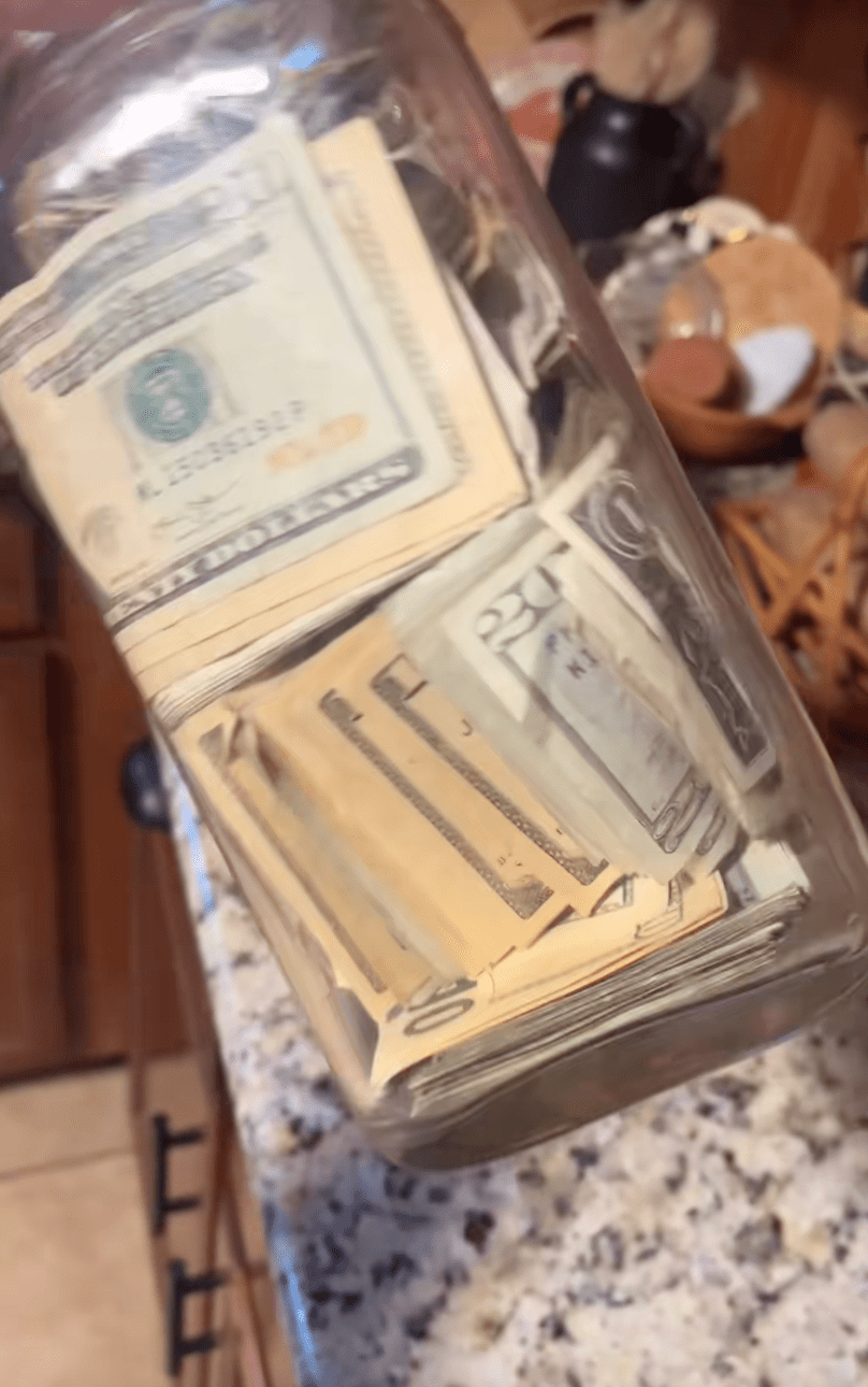 至於這筆橫財最終會如何處置,卡翠娜仍在考慮之中。 至於這筆橫財最終會如何處置,卡翠娜仍在考慮之中。