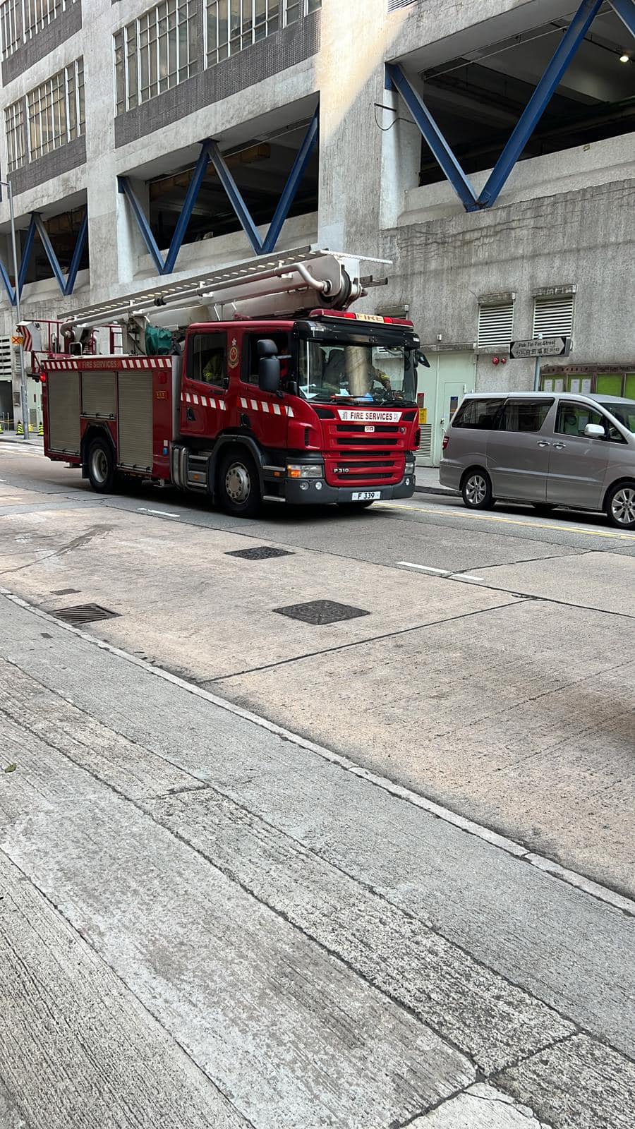 消防到场救火。马路的事 (即时交通资讯台)fb